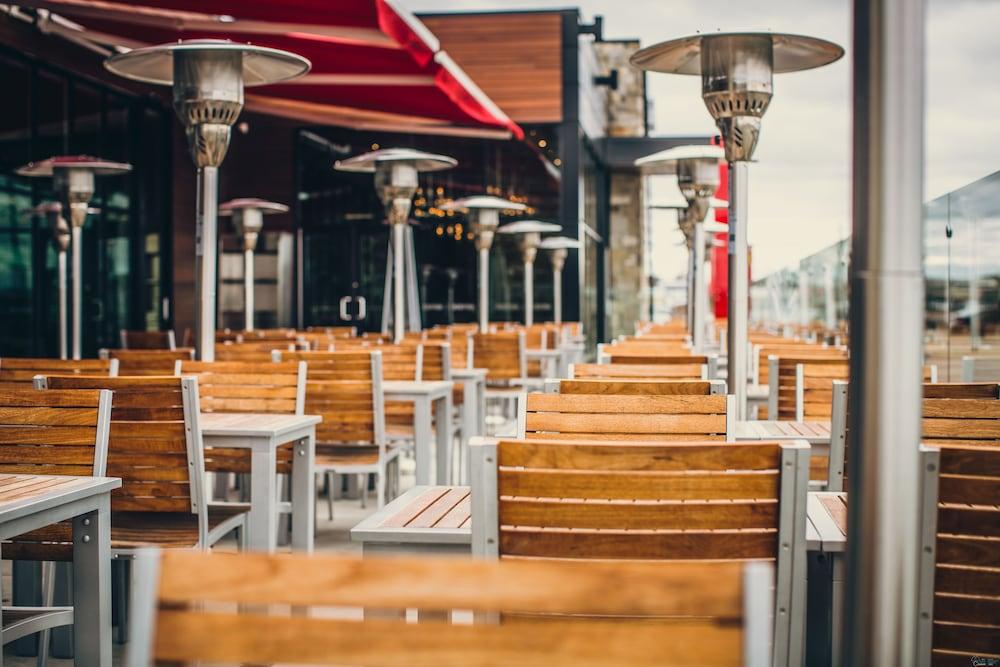 Otl Gouverneur Saguenay Exterior photo Patio heaters at a restaurant