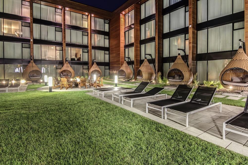 Otl Gouverneur Saguenay Exterior photo The hotel's courtyard