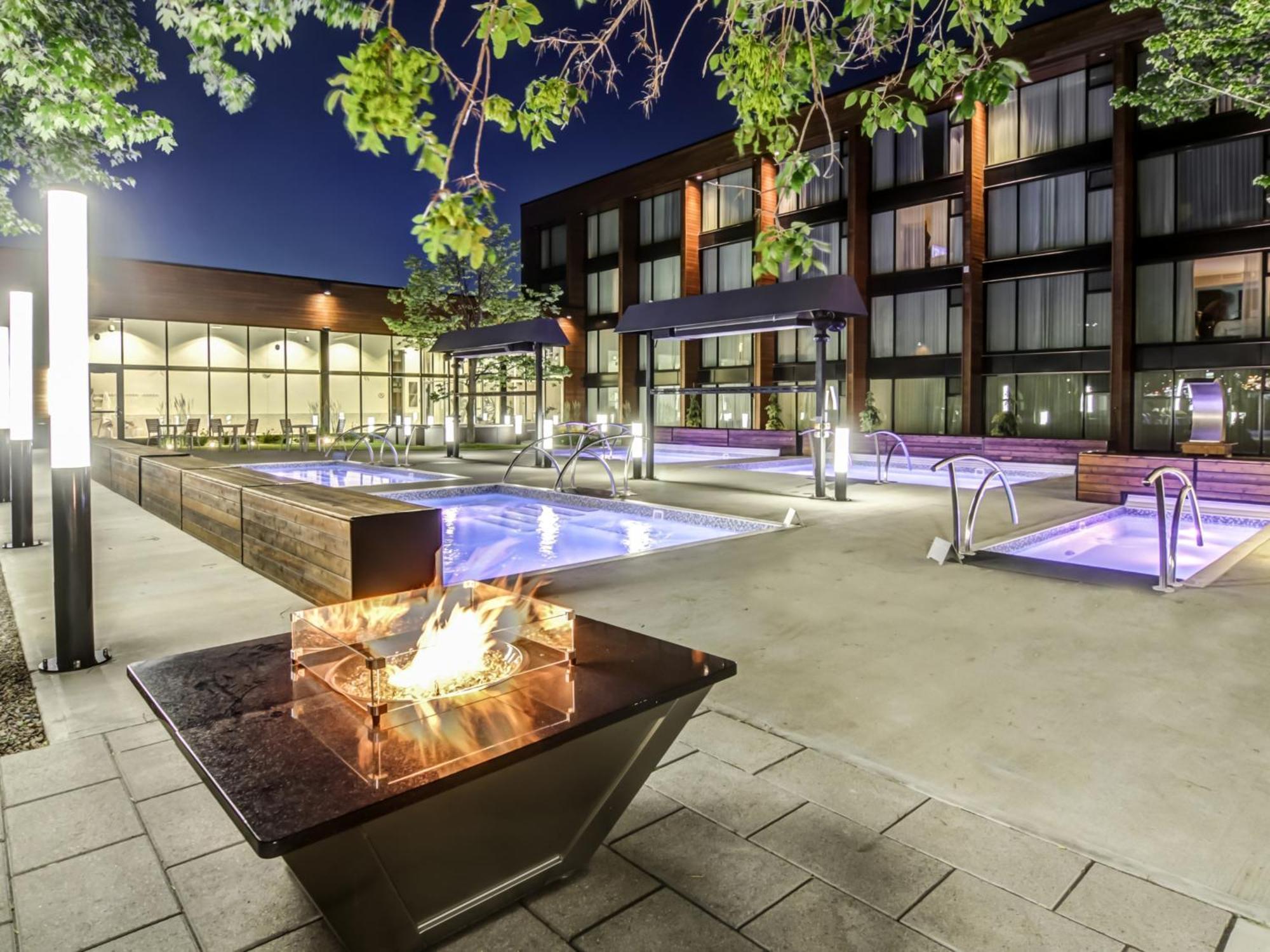 Otl Gouverneur Saguenay Exterior photo The outdoor spa at the Hotel