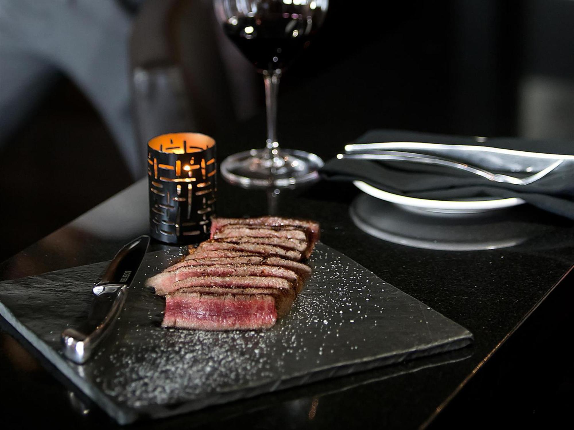 Otl Gouverneur Saguenay Exterior photo A steak at the restaurant