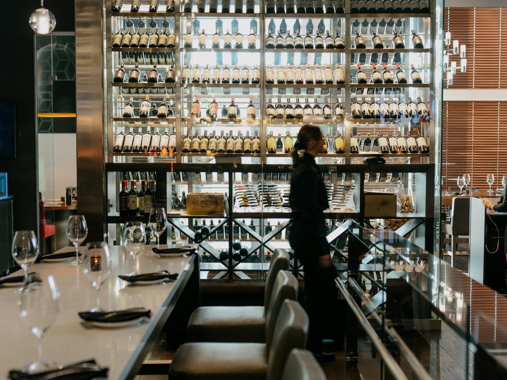 Otl Gouverneur Saguenay Exterior photo Wine bar in Tokyo