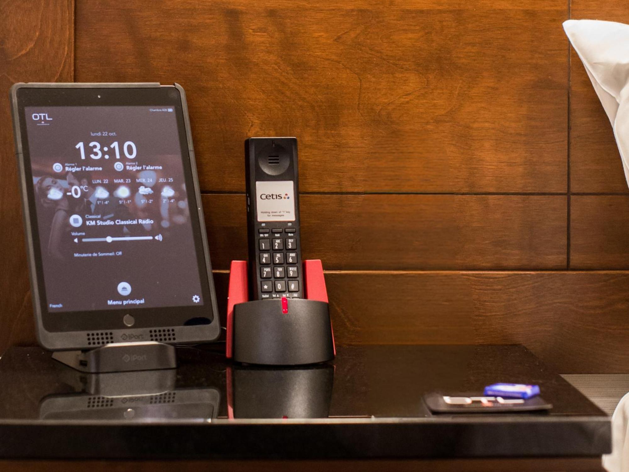Otl Gouverneur Saguenay Exterior photo A phone and a tablet in a hotel room
