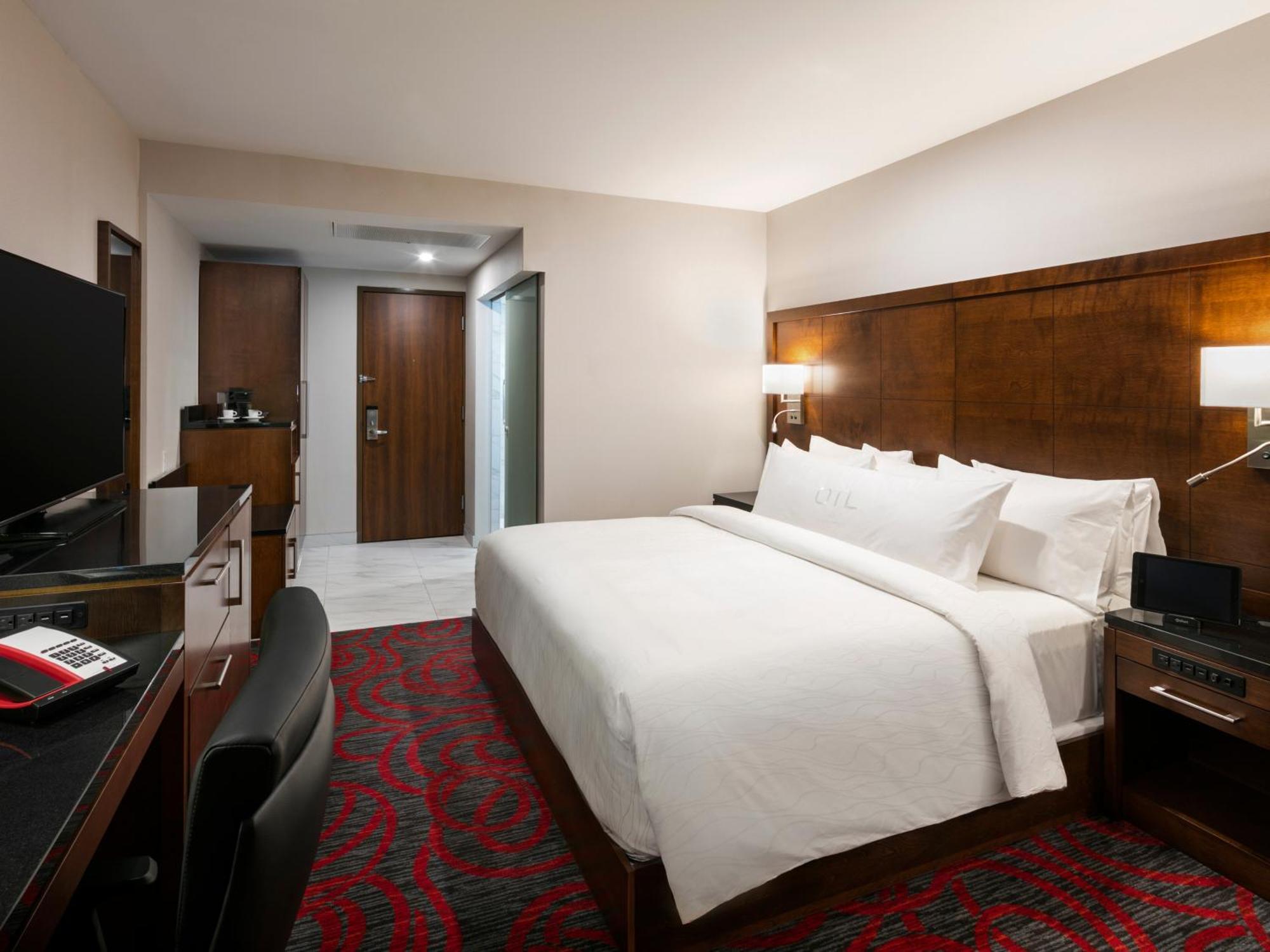 Otl Gouverneur Saguenay Exterior photo A guest room at the hotel