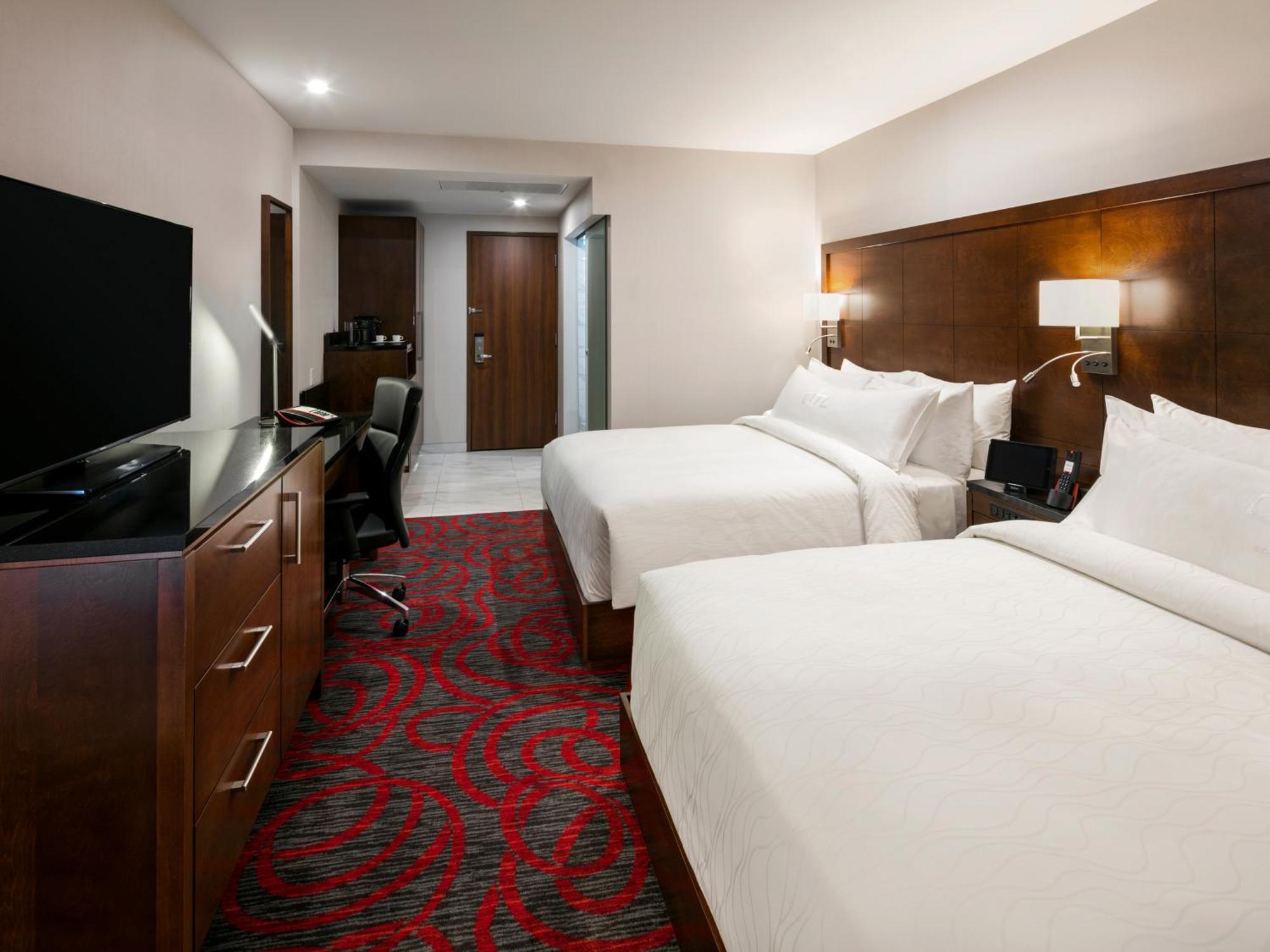 Otl Gouverneur Saguenay Exterior photo A guest room at the Hilton Garden Inn in San Francisco