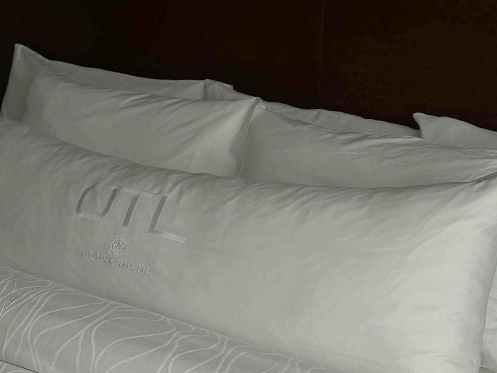 Otl Gouverneur Saguenay Exterior photo A pillowcase