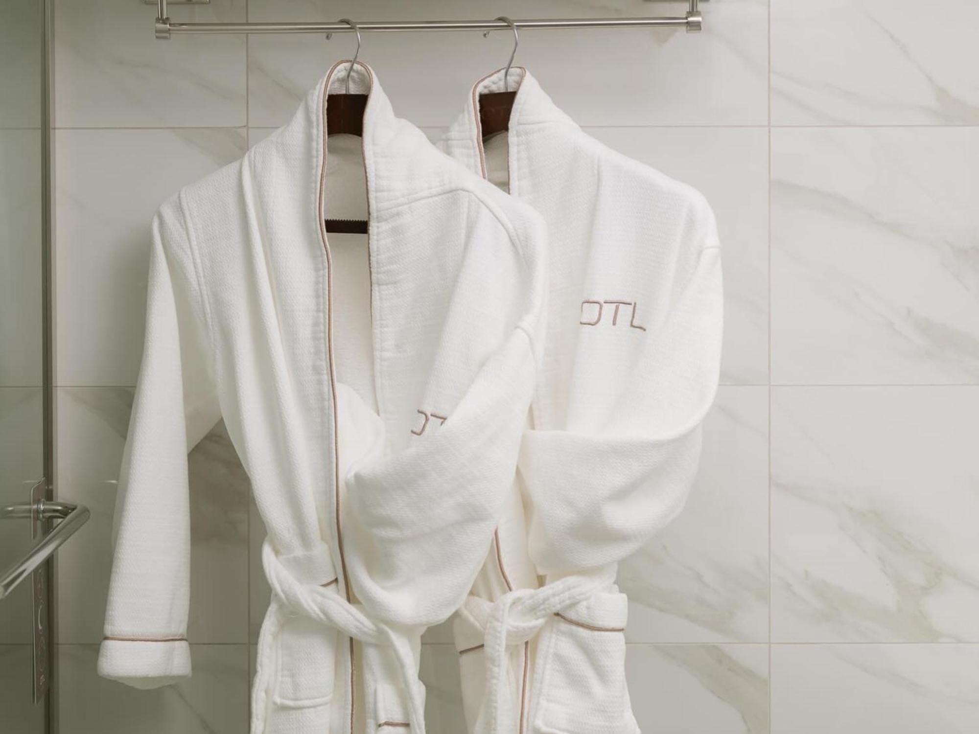 Otl Gouverneur Saguenay Exterior photo Bathrobes