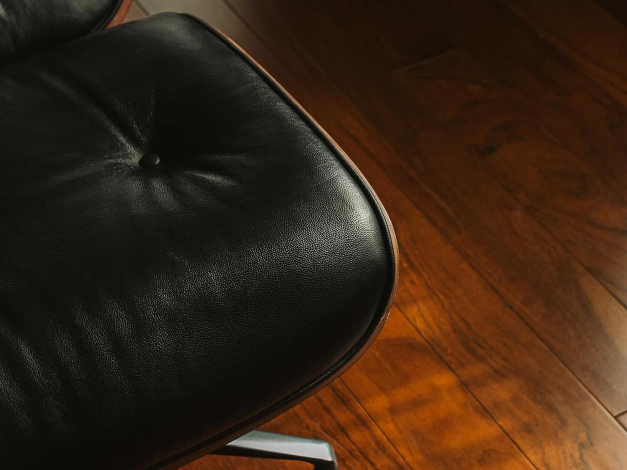Otl Gouverneur Saguenay Exterior photo Detail of the chair