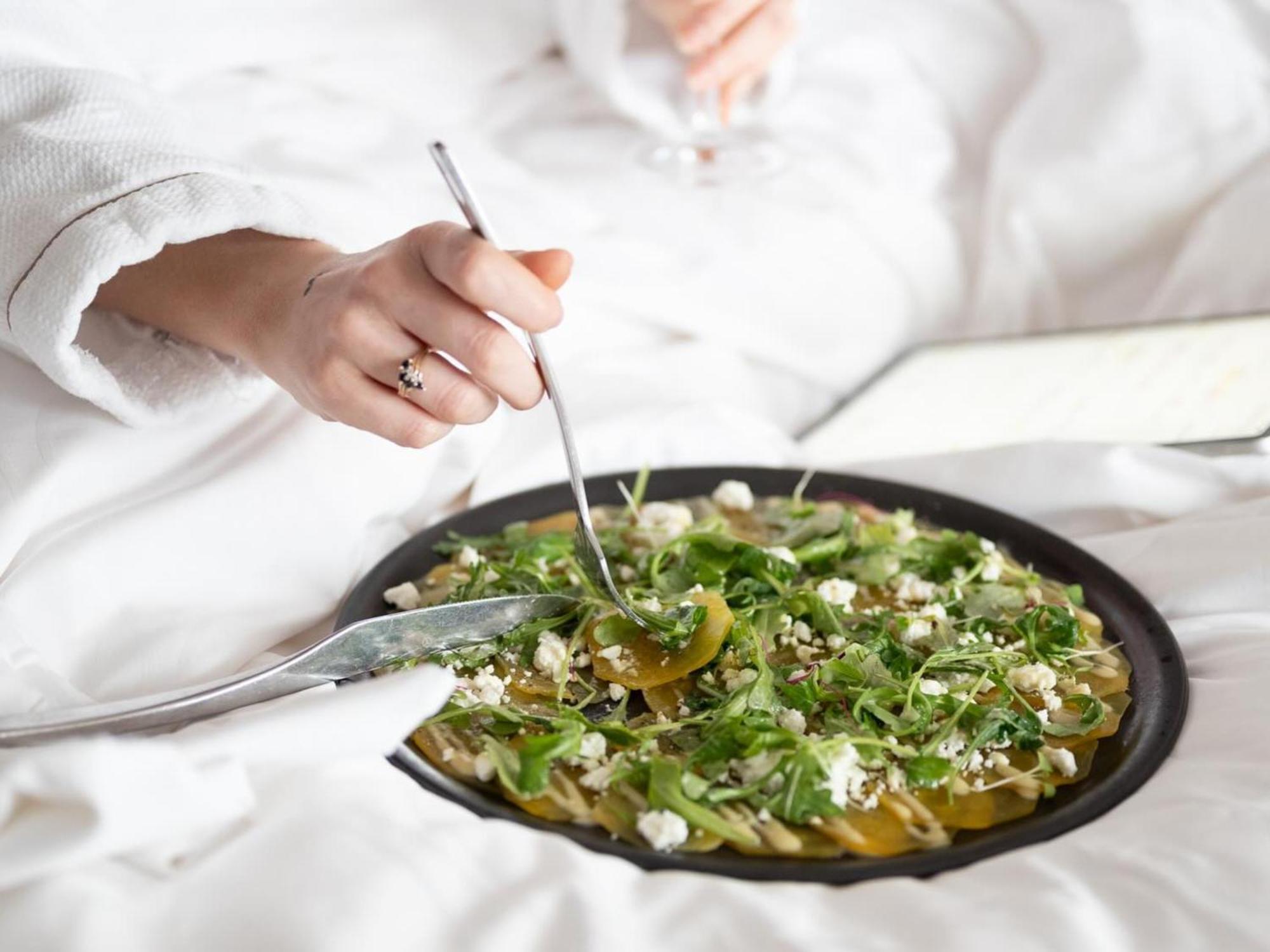 Otl Gouverneur Saguenay Exterior photo A chef preparing a salad