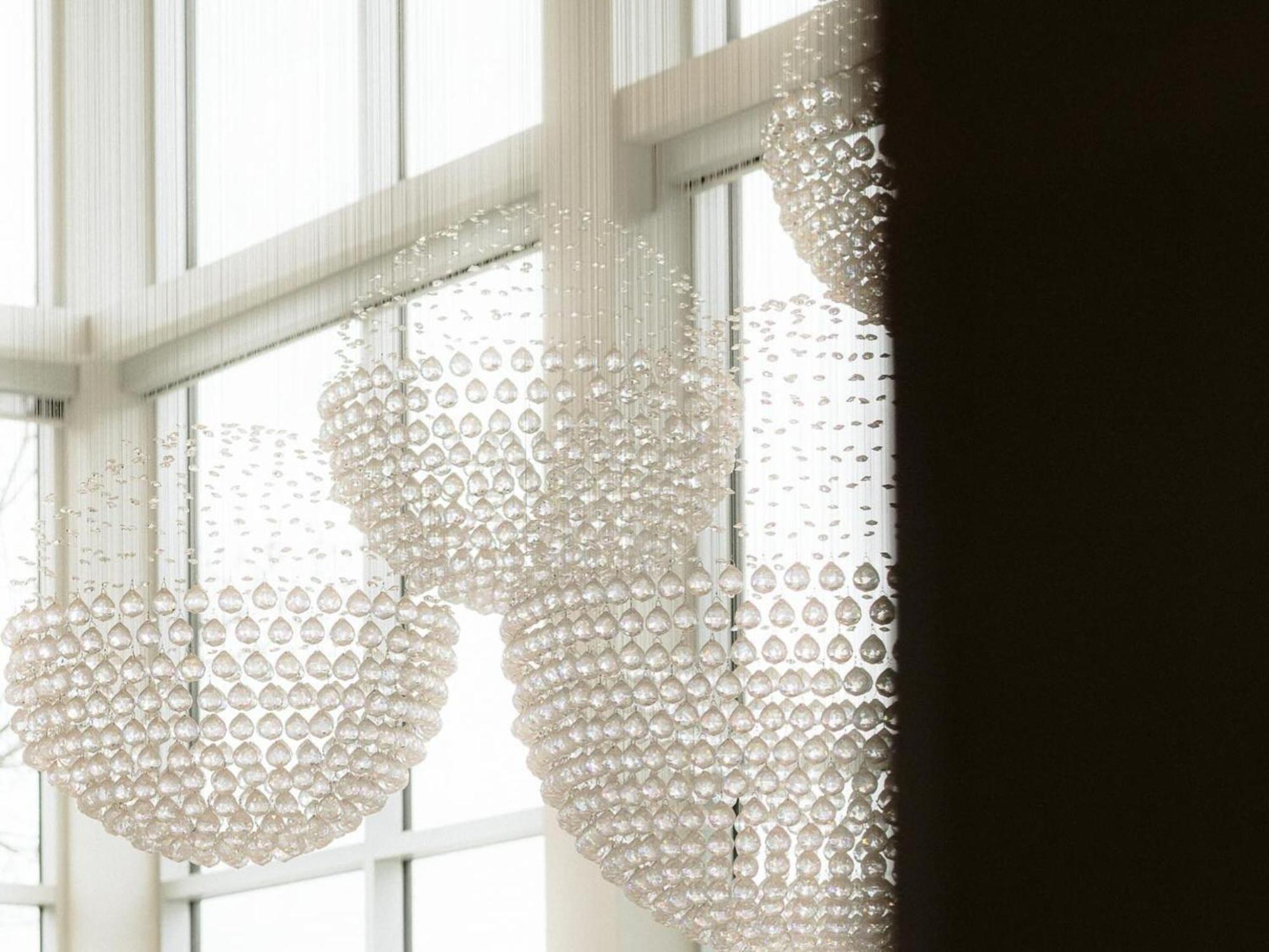 Otl Gouverneur Saguenay Exterior photo The Cloud Chandelier