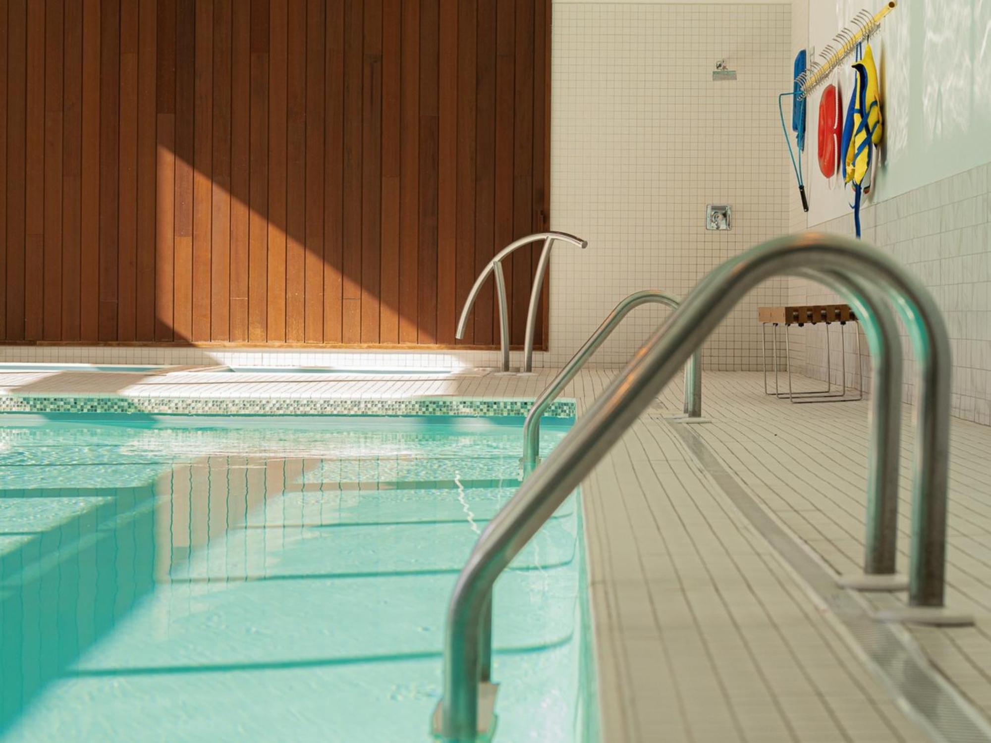 Otl Gouverneur Saguenay Exterior photo The swimming pool at the hotel