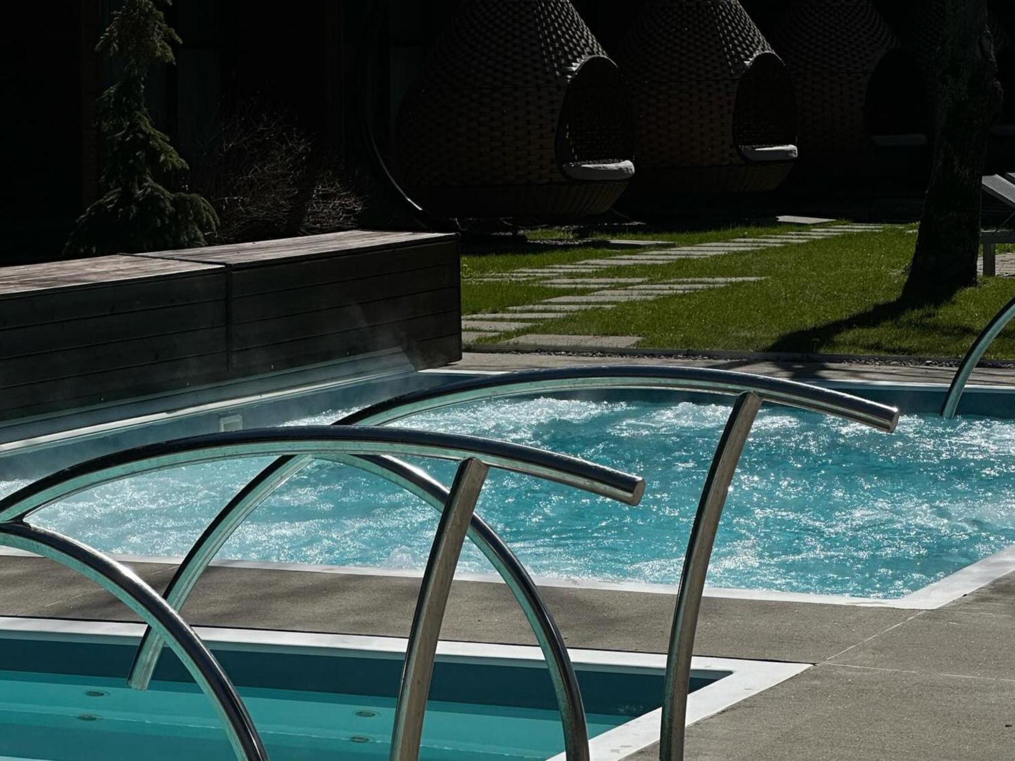 Otl Gouverneur Saguenay Exterior photo A pool enclosure