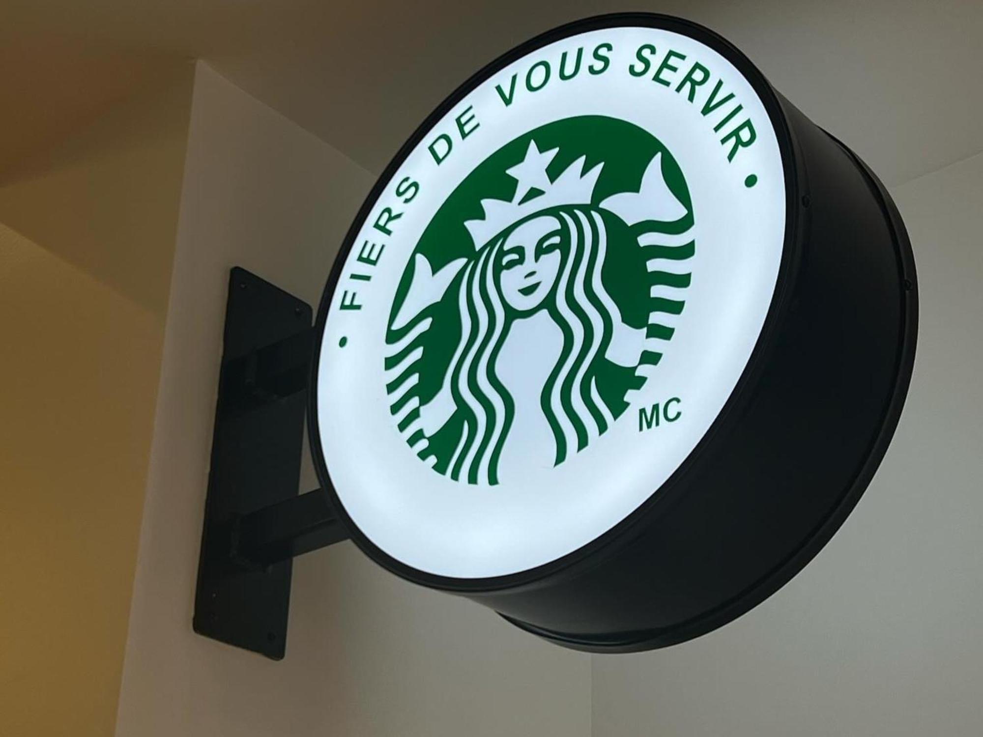 Otl Gouverneur Saguenay Exterior photo Starbucks in Paris