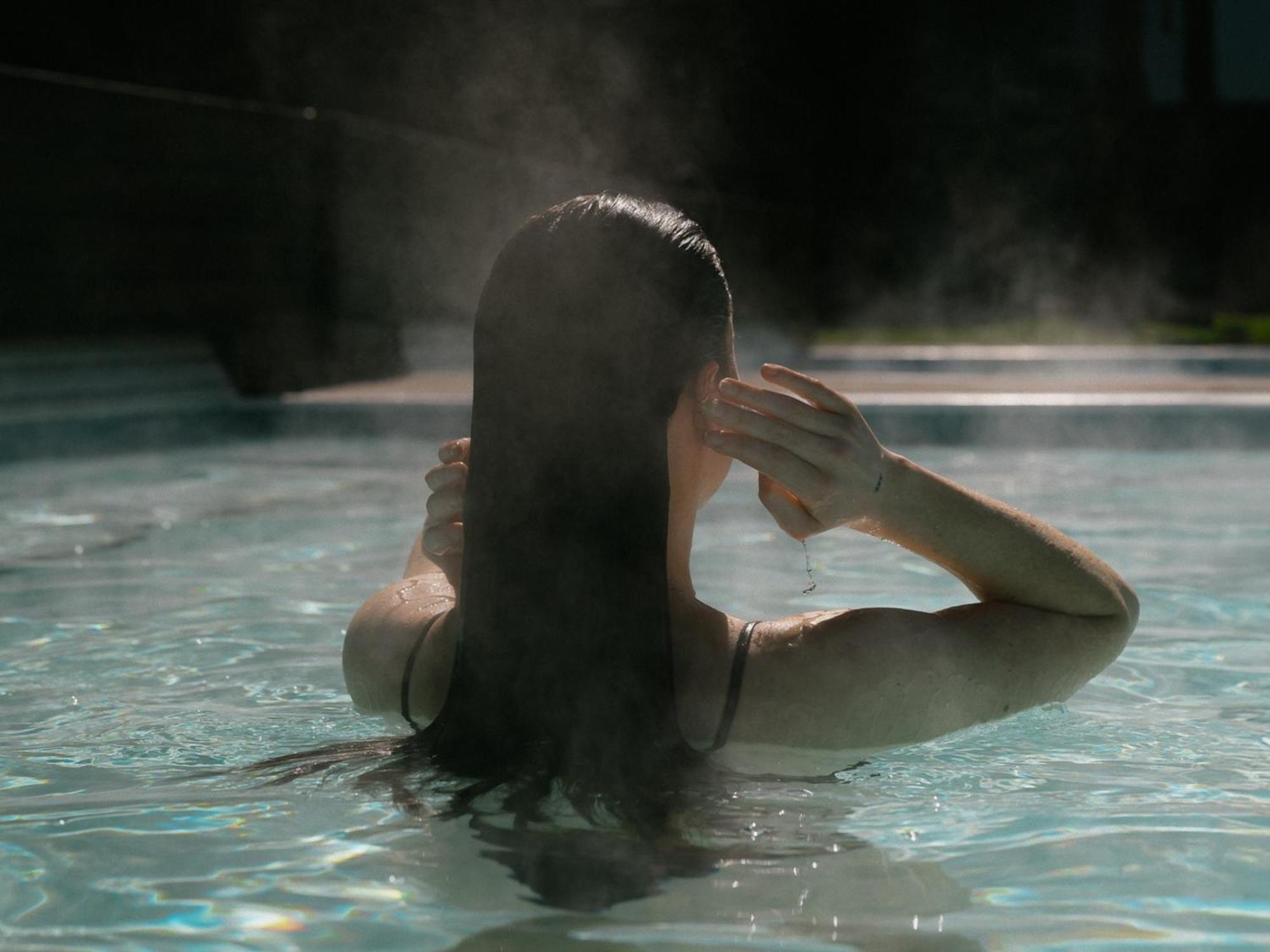 Otl Gouverneur Saguenay Exterior photo A woman bathing in a hot spring