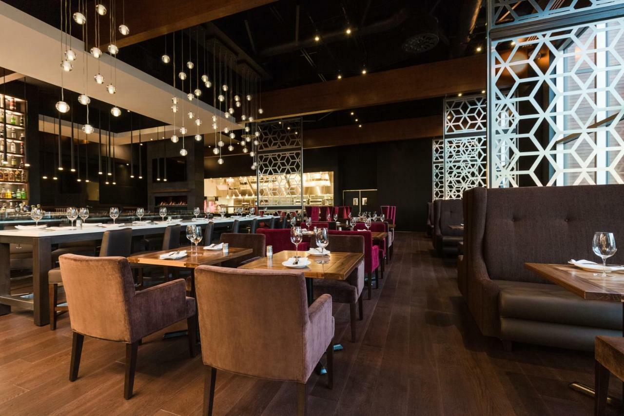 Otl Gouverneur Saguenay Exterior photo Interior of the restaurant